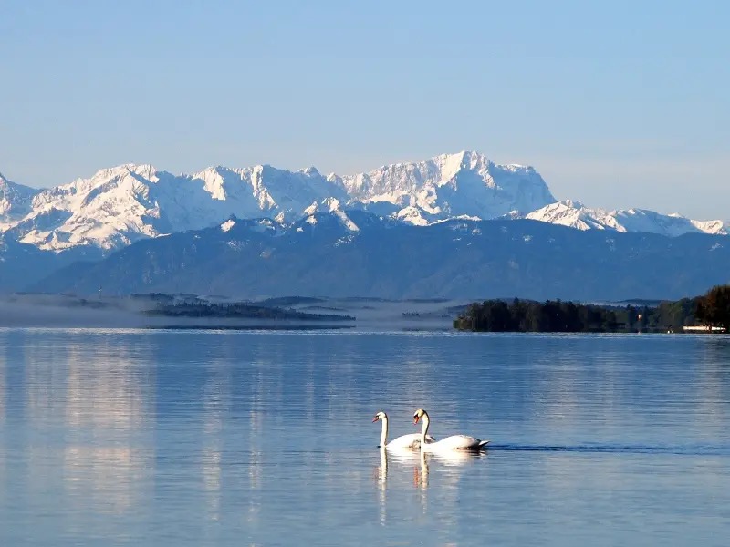 Starnberger See mit weitem Blick auf die Alpen