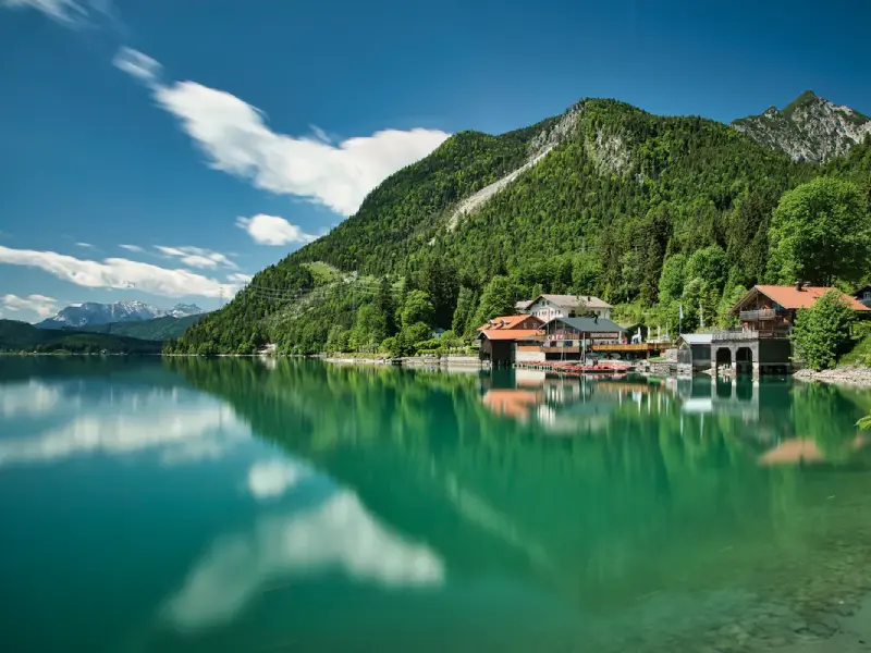 Walchensee mit türkisfarbenem Wasser und Bergen