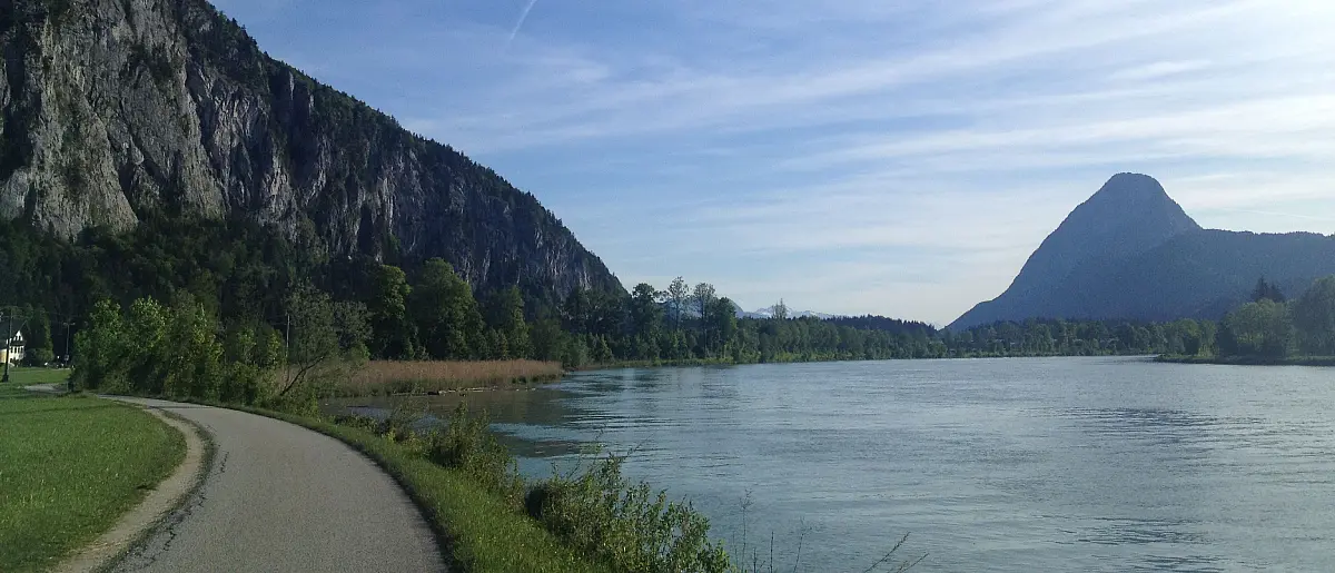 Panoramablick über einen bayerischen Alpensee mit Motorboot und Bergkette