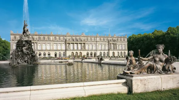 Schloss Herrenchiemsee auf der Herreninsel im Chiemsee