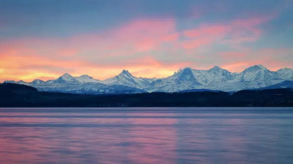 Sonnenuntergang über dem Tegernsee mit Alpenpanorama