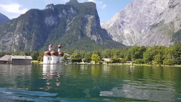 St. Bartholomä am Königssee mit Watzmann-Ostwand