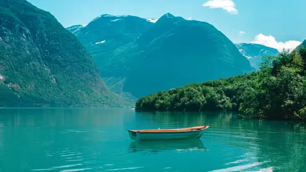 Motorboot auf dem Walchensee mit türkisfarbenem Wasser und Bergkulisse