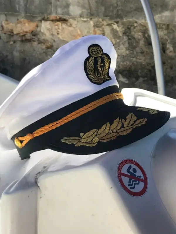 Kapitän am Steuer eines Motorboots auf einem bayerischen See