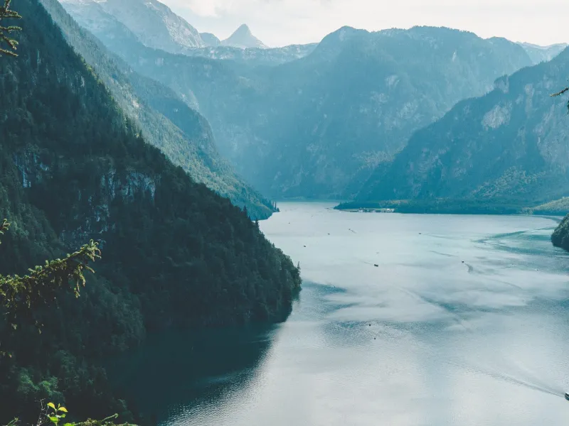 Königssee mit smaragdgrünem Wasser und Watzmann-Panorama