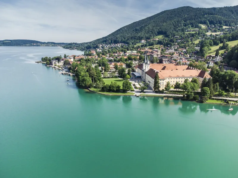 Tegernsee mit luxuriösen Villen und Alpenpanorama