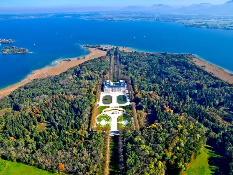 Chiemsee mit Herreninsel und Schloss Herrenchiemsee