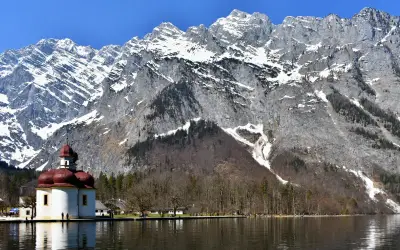 Blick auf St. Bartholomä am Königssee mit Watzmann