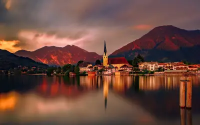 Sonnenuntergang über dem Tegernsee mit Alpenkette